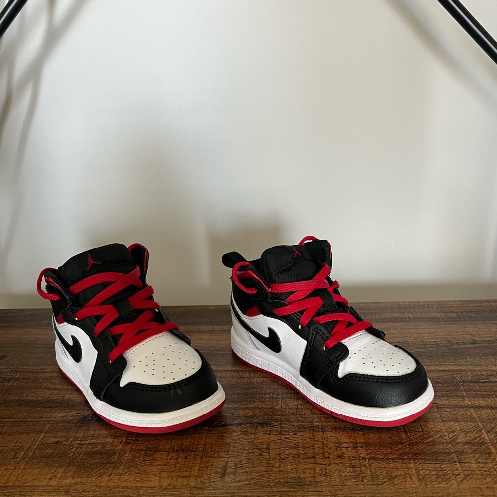 Toddler size 8c Jordan's 1s MID